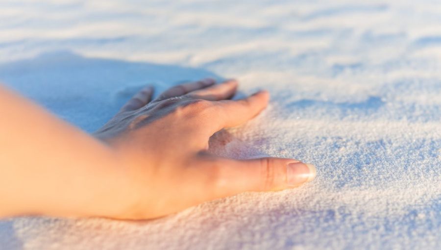 Ruka na piesku. Zdroj: iStock/krblokhin