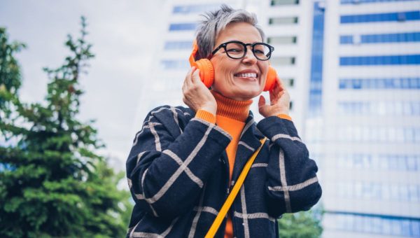 Staršia pani počúva hudbu. Zdroj: iStock/Deagreez