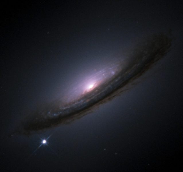 Výskumníci použili supernovy typu Ia, podobné supernove SN 1994d zobrazenej v jej hostiteľskej galaxii NGC 4526, aby pomohli dokázať, že rozpínanie vesmíru sa mohlo v skutočnosti začať spomaľovať. Zdroj: NASA/ESA, tím projektu Hubble Key a Tím High-Z pre hľadanie supernov