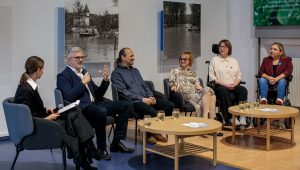 Zľava: Barbara "Babsy" Jagušák (moderátorka), MUDr. Marek Krivošík, PhD., RNDr. Robert Petrovič, PhD., Doc. PharmDr. Tatiana Foltánová, PhD., Mgr. Andrea Madunová, Mgr. Natália Turčinová. Zdroj: Seesame