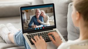 Videohovor. Zdroj: iStock/fizkes