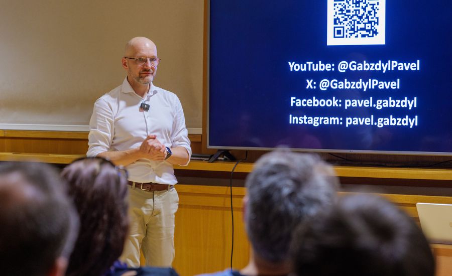 Český astronóm Pavel Gabzdyl počas prednášky s názvom Čo je nové o Mesiaci. Bratislava, 24. 10. 2025.