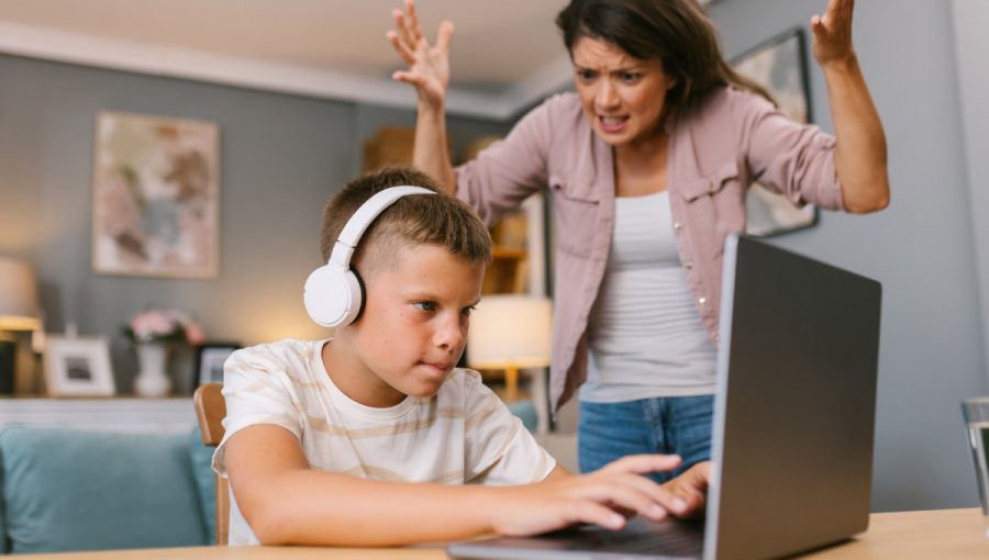 Frustrovaná matka a dieťa na počítači. Zdroj: iStock.com/Velibor Ciric