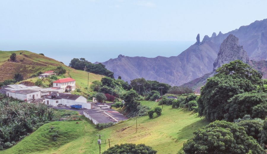 Sopečné vrcholy na ostrove Svätá Helena. V pozadí je vidieť aj Atlantický oceán.