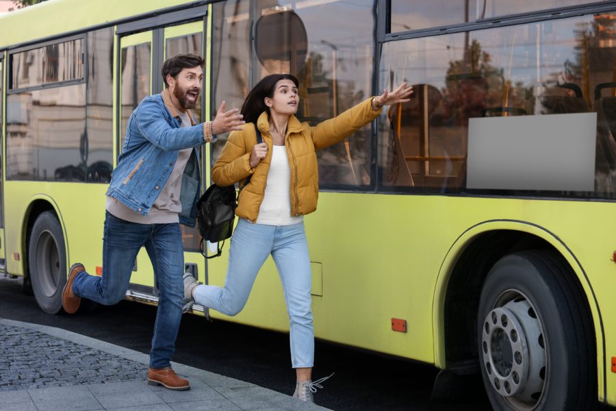 Ľudia utekajúci na autobus. 