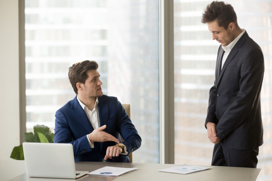 Šéf karhajúci zamestnanca.