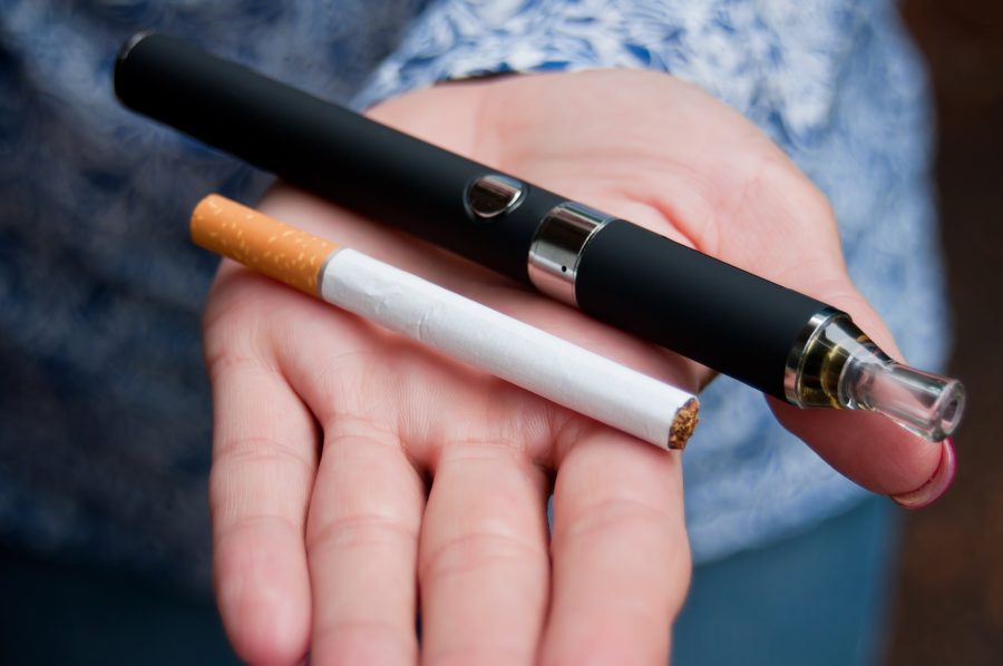 Kombinácia vapovania a fajčenia klasickej cigarety predstavuje oveľa väčšiu záťaž pre naše žily a tepny než používanie jedného z produktov. Zdroj: iStock/Neydtstock