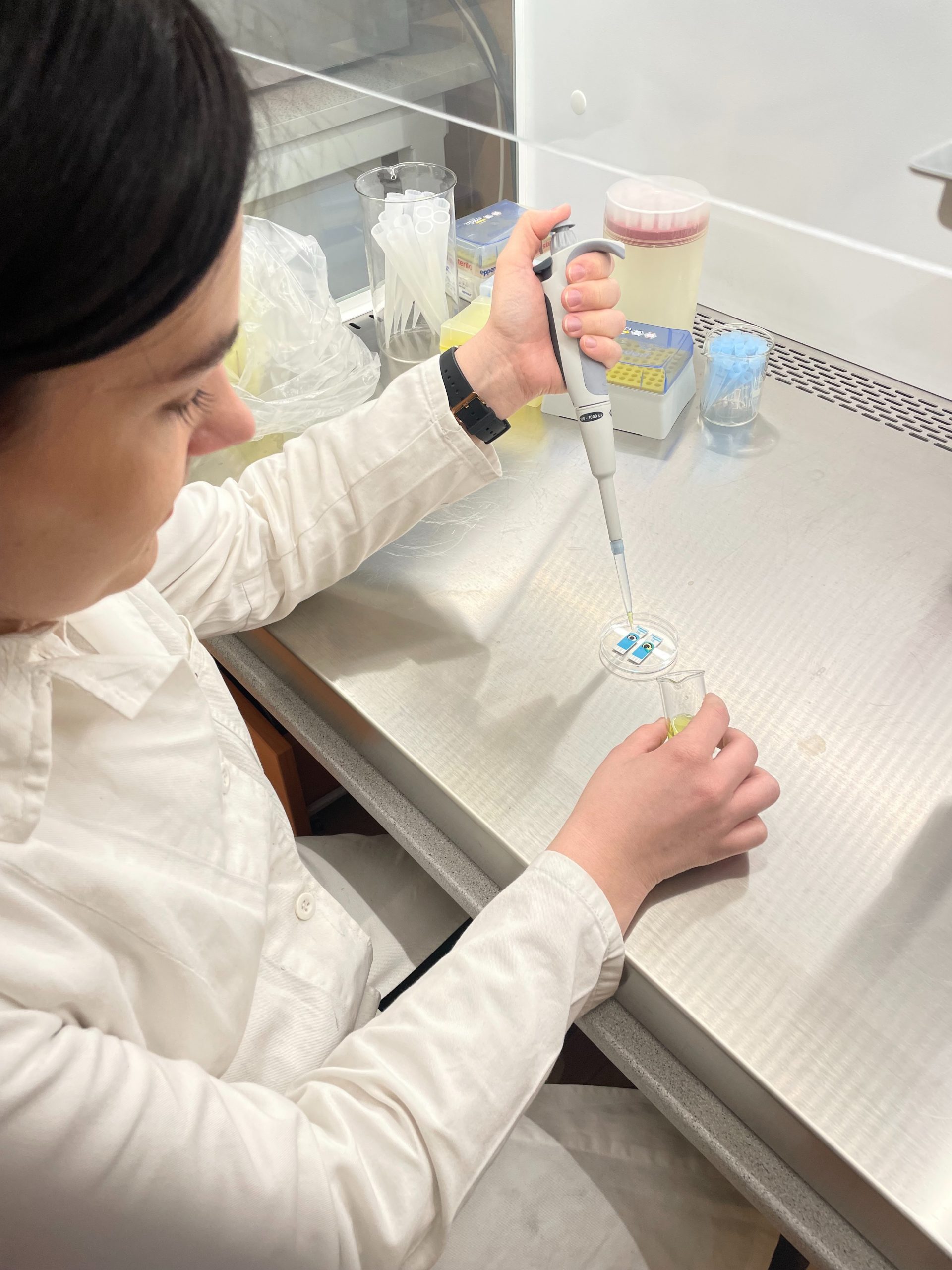 Vedkyňa v laboratóriu s pipetou.