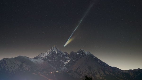 Snímka dňa NASA zobrazujúca Kométu Lemmon za Lomnickým Róberta Barsu. Výsek z fotografie, celú snímku nájdete v článku.