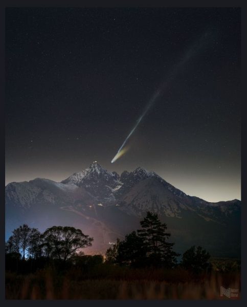 Záber, ktorý vznikol 20. októbra 2025, zachytáva dlhé chvosty jasnejšej kométy C/2025 A6 Lemmon nad tatranským Lomnickým štítom.