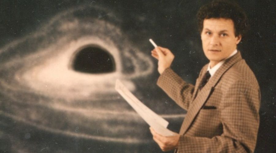 Francúzsky astrofyzik Jean-Pierre Luminet pred prvou kresbou čiernej diery.