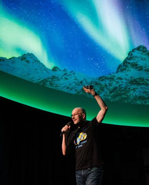 Lunárny influencer Pavel Gabzdyl sa venuje aj fotografovaniu a počas svojich ciest po svete si na pohľadniciach Mesiaca všíma podstatný detail.