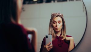 Žena pred zrkadlom obdivuje seba.