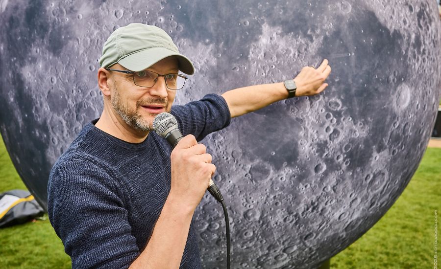 Český astronóm a popularizátor Mesiaca Pavel Gabzdyl počas festivalu planét vo Hvezdárni a planetáriu Brno.