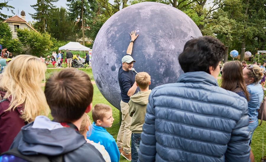 Český astronóm a popularizátor Mesiaca Pavel Gabzdyl počas festivalu planét vo Hvezdárni a planetáriu Brno.