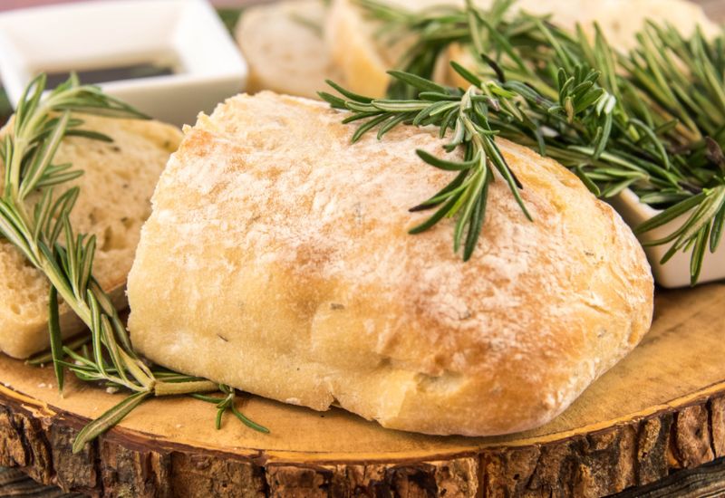 Rozmarín sa pridáva do cesta na prípravu pizze, domáceho chleba či muffinov.