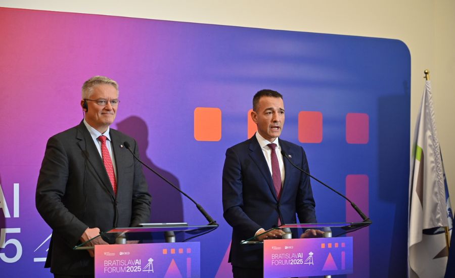 Minister školstva, výskumu, vývoja a mládeže SR Tomáš Drucker a generálny tajomník Organizácie pre hospodársku spoluprácu a rozvoj (OECD) Mathias Cormann na pondelkovej tlačovej konferencii.
