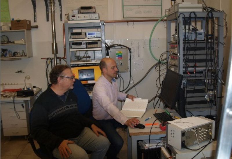 Fyzici Christophe Marcenat a Jozef Kačmarčík počas testovacích meraní.