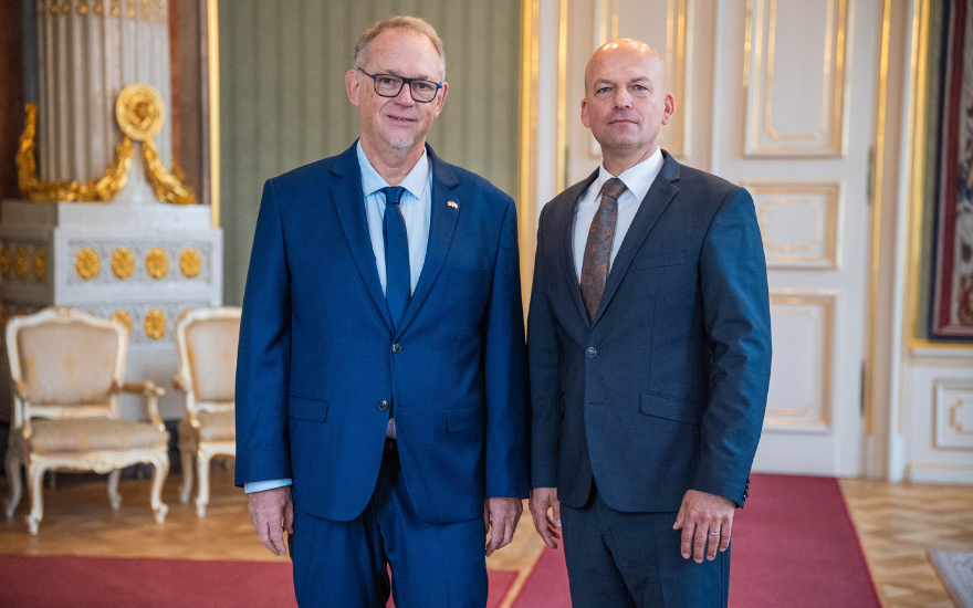 Christophe Marcenat a Jozef Kačmarčík počas slávnostného odovzdávania Medzinárodnej ceny SAV 2025.