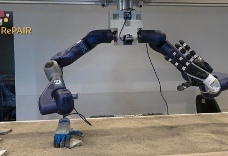 Robotické ruky v dvoch veľkostiach.