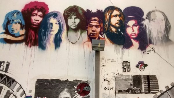 Graffiti v Tel Avive je poctou hudobníkom a speváčkam, ktorí zomreli predčasne.