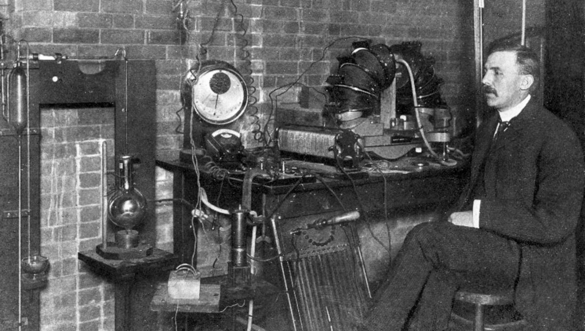 Pred 155 rokmi sa narodil priekopník jadrovej fyziky Ernest Rutherford Ernest Rutherford v McGillovom laboratóriu Univerzity v Montreale v roku 1905.