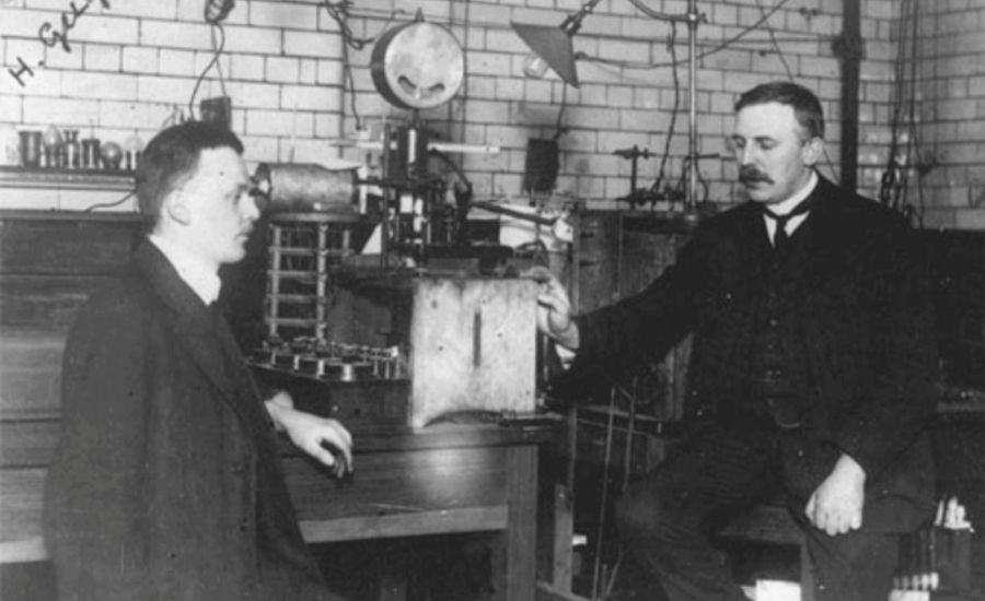 Zľava Hans Geiger a Ernest Rutherford.