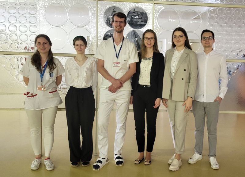 Kristína Kulcsárová vedie výskumný tím študentov. Na snímke aj s prof. Škorvánkom.