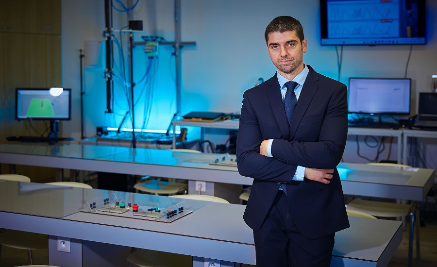 Prof. Ing. Alexander Hošovský, PhD., pôsobí na Katedre priemyselného inžinierstva a informatiky Fakulty výrobných technológií Technickej univerzity v Košiciach so sídlom v Prešove.