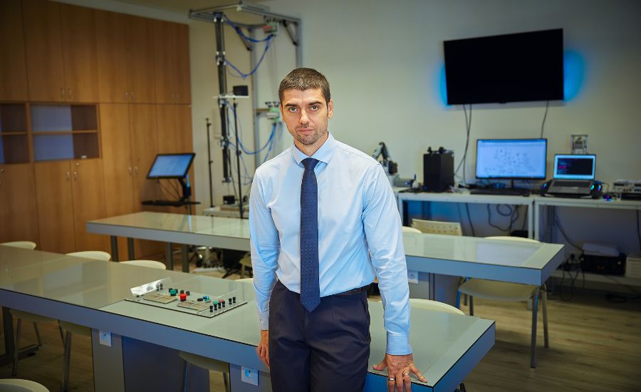 Pokrok v oblasti umelej inteligencie a strojového učenia mal významný vplyv aj na oblasť soft robotiky, hovorí profesor Hošovský.