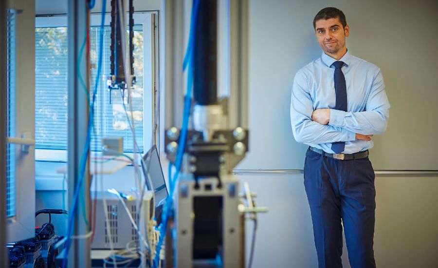 V porovnaní s konvenčnou priemyselnou robotikou je dominantnou oblasťou výskumu soft robotiky práve oblasť materiálov, hovorí profesor Hošovský.