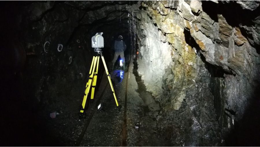 Gravimetrické meranie v podzemí prieskumnej štôlne Izabela pri Málinci. Foto: Juraj Papčo/SF STU