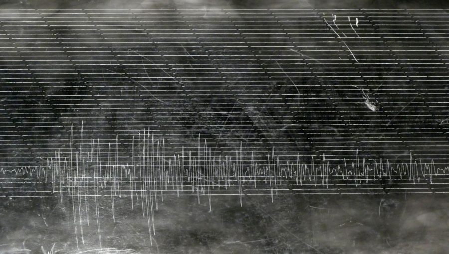 Záznam z historického seizmografu z roku 1912 v Hurbanove na začadený papier . Zdroj: Oddelenie seizmológie, Geofyzikálny odbor, Ústav vied o Zemi SAV.