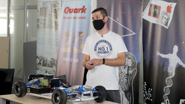 Ing.Lukáš Tóth s modelom vodíkového auta. Foto: Ján Laštinec - CVTI SR