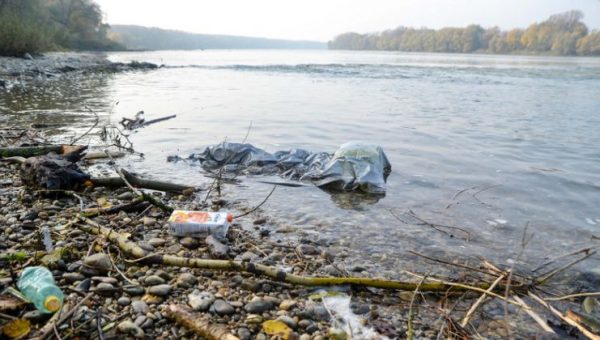 Plastový odpad pozdĺž brehu Dunaja. Foto: BOKU/Sebastian Pessenlehner