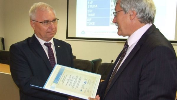 Prof. Dušan Petráš odovzdáva certifikát prof. Vincentovi Kvočákovi (vľavo)