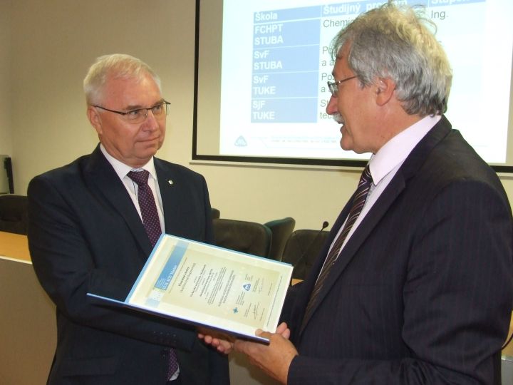 Prof. Dušan Petráš odovzdáva certifikát prof. Vincentovi Kvočákovi (vľavo)