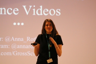Anna Rothschildová na prednáške „Ako vytvoriť skvelé vedecké videá / How to make awesome science videos“