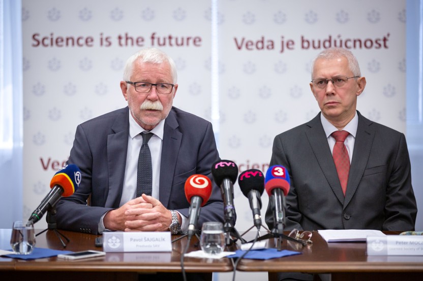 Pavol Šajgalík, predseda SAV a Peter Moczo, predseda Učenej spoločnosti Slovenska