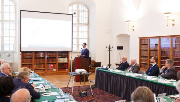 Jadrový fyzik Andrej Herzáň pri prezentácii svojho výskumu o Kvantových systémoch. Foto: ÖAW/Elia Zilberberg