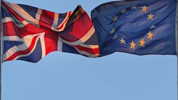 zástavy EÚ A UK