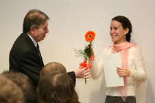 prof. RNDr. Ľudovít MOLNÁR, DrSc. odovzdáva ocenenie Alene Kovárovej, rok 2008