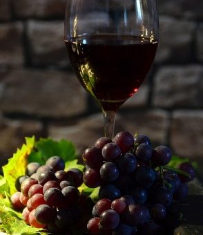 Ilustračné foto: červené víno; Pixabay.com /congerdesign/
