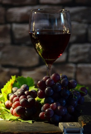 Ilustračné foto: červené víno; Pixabay.com /congerdesign/
