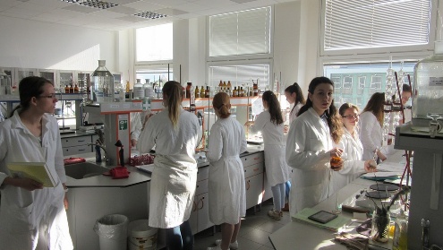 študenti na laboratórnom cvičení z farmakognózie 2