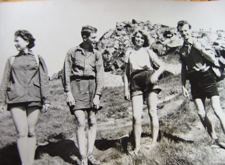 Ivan Plander (vpravo) na výlete v Nízkych Tatrách so svojimi priateľmi (1954)