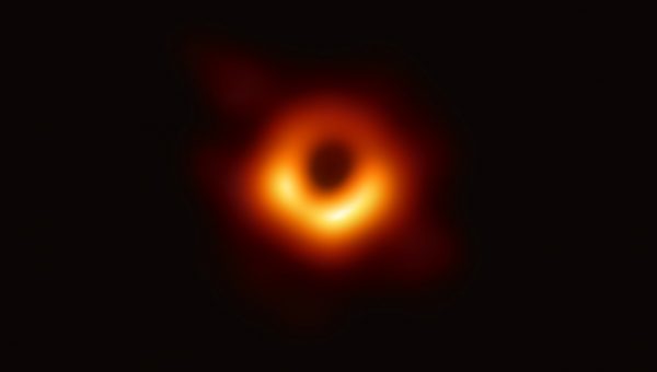 prvá fotografia čiernej diery; zdroj fotografie: Event Horizon Telescope