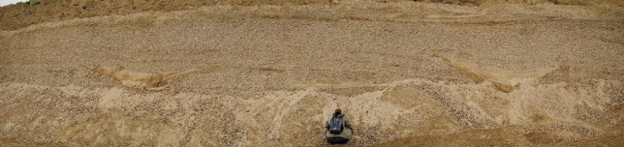 Defilé pieskového lomu Zelená Voda, s viditeľnými korytami rieky, ktoré sa v čase posunuli, foto S. Rybár