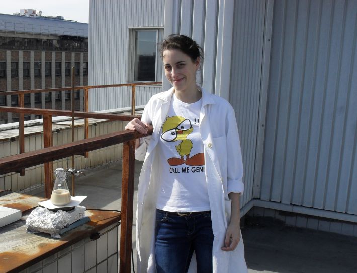Doktorandka Andrea Škulcová – práca na diplomovke na balkóne školy (2014)