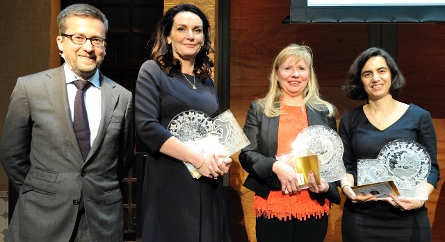 Komisár Moedas s troma víťazkami. Sprava: Susana Sargento, Sirpa Jalkanen a Sarah Bourke
